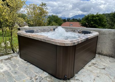 Livraison d’un Jacuzzi 5 places à Mauriac