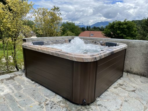 Livraison d’un Jacuzzi 5 places à Mauriac